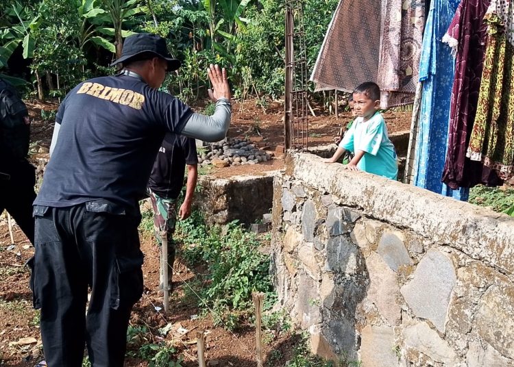 Terpantau keakraban personel dari Satgas TMMD saat menjalankan tugas dan berbaur dengan elemen masyarakat termasuk anak-anak di Desa Kubang, Kecamatan Talun, Kabupaten Cirebon, Selasa (6/8/2024). /*