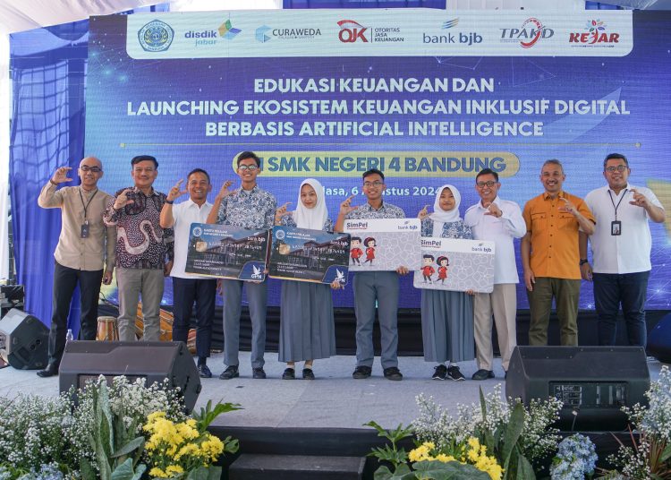 bank bjb bekerjasama dengan OJK hadirkan program ekosistem keuangan inklusif digital berbasis Alartificial intelligence (AI), di SMK Negeri 4 Kota Bandung, Selasa (6/8/2024). /*