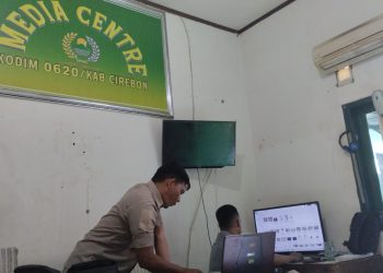 Menilik Kesibukan Tim Media Center TMMD ke-121 Kodim 0620 di Desa Kubang