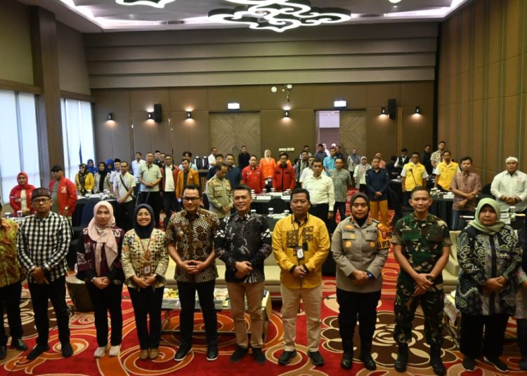 PJ Bupati Cirebon, Wahyu Mijaya (tengah), saat menghadiri Rapat Koordinasi dan Sosialisasi Pencalonan Kepala Daerah , di salah satu hotel, Kecamatan Kedawung, Sabtu (10/8/2024).