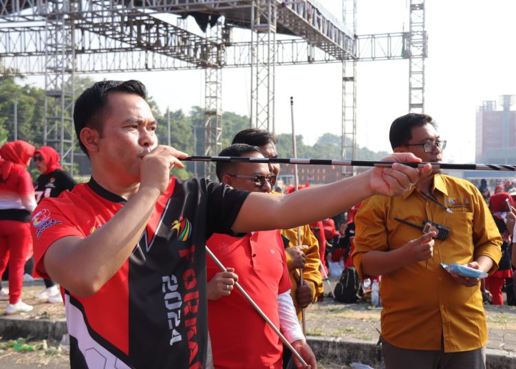 PJ Bupati Cirebon, Wahyu Mijaya, saat mencoba salah satu cabang olahraga dalam pembukaan Forkab, di area GOR Watubelah, Kecamatan Sumber, Minggu (11/8/2024).