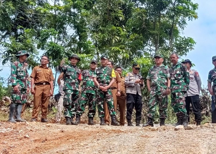 Tim Pengawas dan Evaluasi (Wasev) TNI AD saat  memantau progres capaian program TNI Manunggal Membangun Desa (TMMD) ke-121 di Desa Kubang, Kecamatan Talun, Kabupaten Cirebon, Senin (12/8/2024).