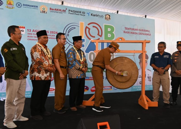 Pemkab Cirebon melalui Disnaker saat membuka job fair di SMK Muhammadiyah Budi Tresna Watubelah, Kecamatan Sumber, Selasa (13/8/2024).