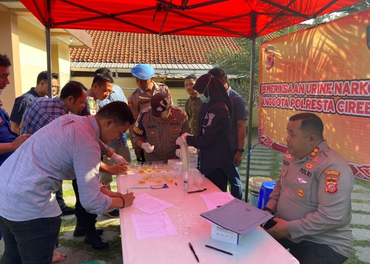 Sejumlah personel Satnarkoba Polresta Cirebon, saat menjalankan tes urin dadakan di Masjid Syarif Hidayatullah Aspol Kaliwadas, Jumat (16/8/2024).