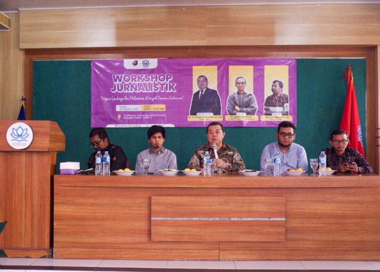 AJI Kota Bandung Biro Cirebon dan Universitas Islam Bunga Bangsa Cirebon (UIBBC) menggelar Workshop Jurnalistik bertajuk "Urgensi Lembaga Pers Mahasiswa di Tengah Tsunami Informasi, di Auditorium UIBBC, Kabupaten Cirebon, Jawa Barat, Kamis (22/8/2024).