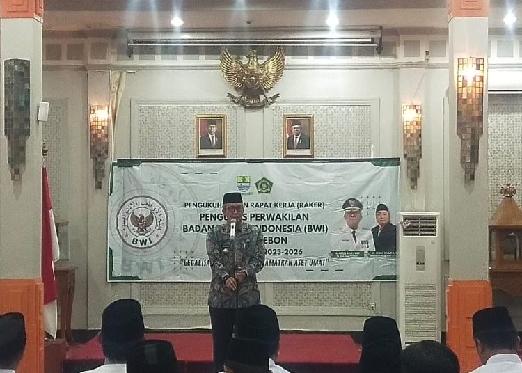 Pj Wali Kota Cirebon, Agus Mulyadi saat memberikan sambutan di acara Pengukuhan Badan Wakaf Indonesia Perwakilan Kota Cirebon, di Ruang Adipura Setda Kota Cirebon, Kamis (22/8/2024).* Foto: Taufiq Urrahman