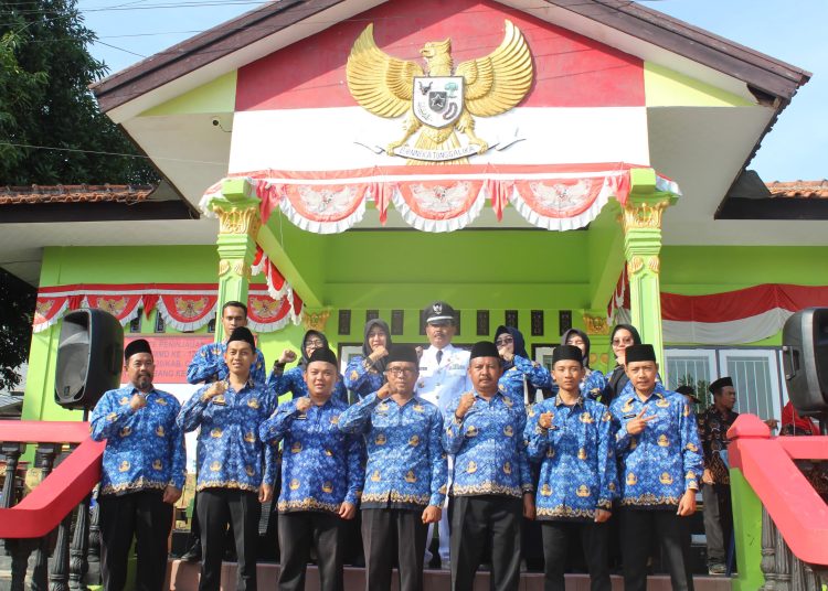 Sejumlah perwakilan warga dan pemerintah Desa Kubang, Kecamatan Talun, seusai perpisahan bersama tim dari Satgas TMMD ke-121 Kodim 0620/Kab.Cirebon, Jumat (23/8/20224). / Humas Kodim 0620/Kab.Cirebon