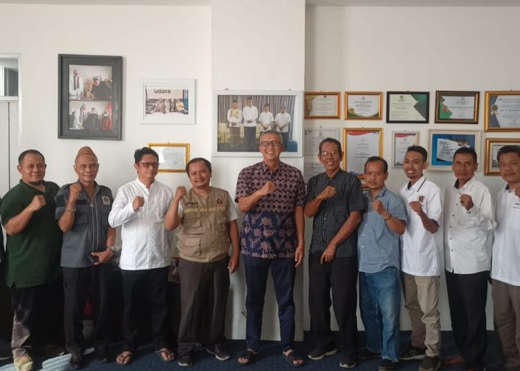 Foto bersama Pj Wali Kota Cirebon H Agus Mulyadi bersama Jajaran Pengurus PWI Kota Cirebon, Jumat (23/8/2024).*