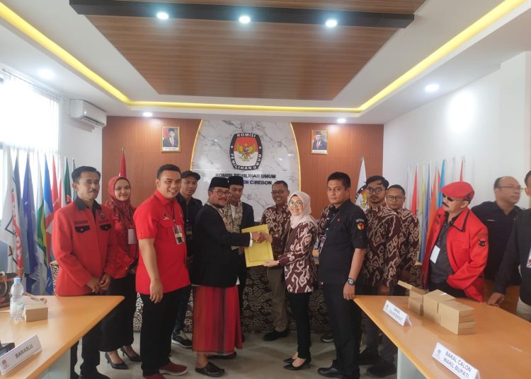 Pasangan Beriman (Bersama Imron dan Agus Kurniawan) didampingi tim sukses saat diterima jajaran KPU sebagai pendaftar pertama di Pilkada Kabupaten Cirebon, Selasa (27/8/2024).