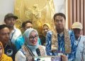 Daftar ke KPU, Eti Herawati-Suhendrik Janji Bawa Kota Cirebon Lebih Baik