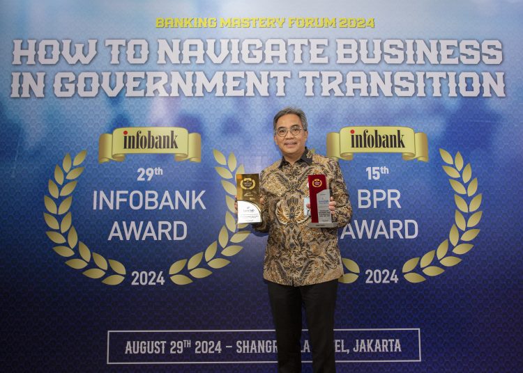 Direktur Operasional Bank BJB, Tedi Setiawan, memegang dua penghargaan dalam 29 th Infobank Banking Appreciation 2024, Kamis (29/8/2024). /* Humas Bank Bjb