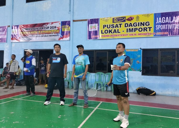 Camat Tengah Tani Tedy Tri Susilo (kanan) meresmikan pelaksanaan Bumdes Dawuan Cup 2024 di GOR Dawuan, Senin malam (12/8/2024).*