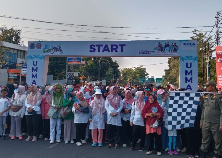 Jajaran dan pengurus UMMADA Cirebon beserta ribuan masyarakat saat mengikuti jalan santai yang berlangsung di depan Gedung Balaikota, Jalan Siliwangi, Kota Cirebon, Minggu (11/8/2024) pagi.