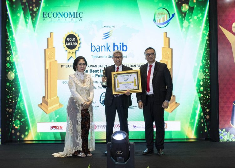 Bank bjb mencatatkan prestasi  di industri perbankan nasional dengan meraih dua penghargaan bergengsi dari Economic Review, dalam ajang Indonesia Finance Award 2024, Selasa (13/8/2024).