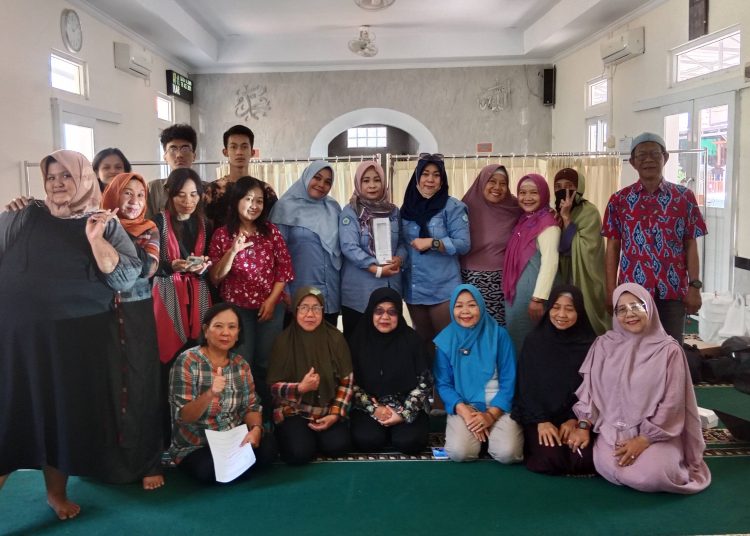 Dosen Prodi Ilmu Komunikasi Fisip UGJ Cirebon bersama para perajin UMKM , dalam kegiatan Pengabdian Kepada Marsyarakat (PKM) di Kelurahan Larangan, Kecamatan Harjamukti, Kota Cirebon, Senin (26/8/2024).  /*M. Rahmat.