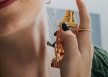 Bukan Diaplikasikan Berulang Kali, Ini Tips Memakai Parfum Agar Wangi Sepanjang Hari