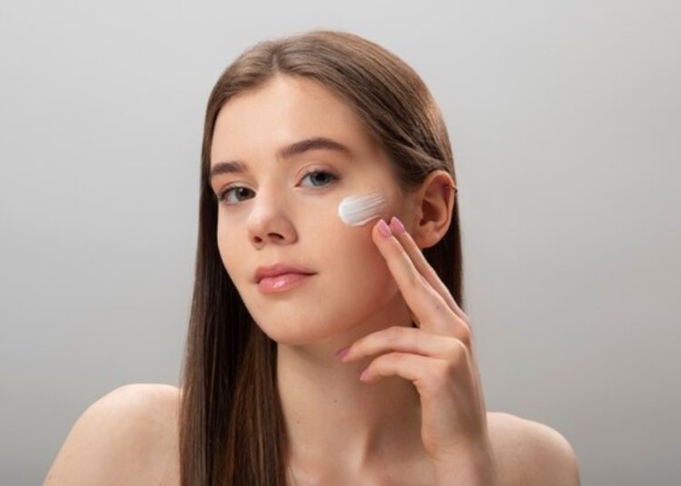 SUNSCREEN memiliki fungsi yang sangat penting bagi kulit saat di siang hari.* Foto:Freepik