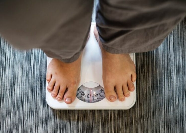 Memilih waktu menimbang berat badan yang tepat dapat mempengaruhi hasil timbangan* Foto:Freepik