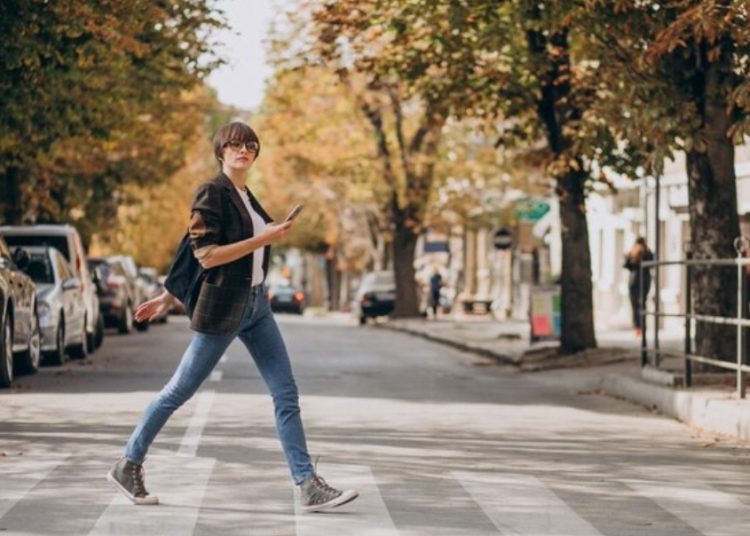 Berjalan kaki secara teratur dapat mengurangi stress.* Foto: Freepik