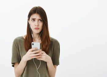 Bahaya Tersembunyi dari Penggunaan Earphone Setiap Hari