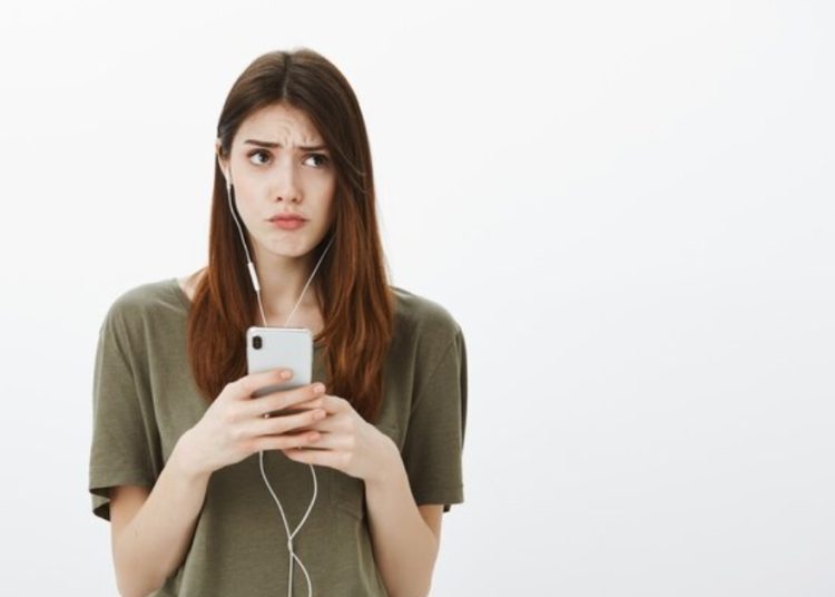 Mendengarkan musik menggunakan earphone dengan volume tinggi dapat merusak telinga* Foto: Freepik