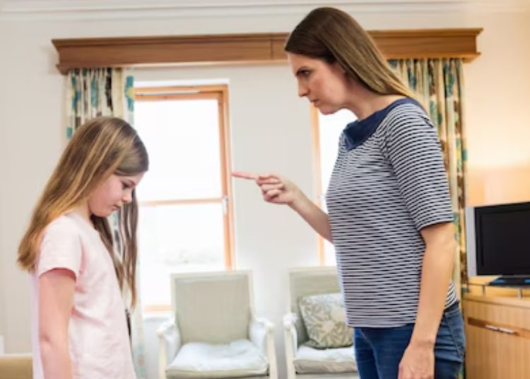 Orang tua yang sering memarahi anaknya akan menimbulkan dampak buruk bagi kesehatan mental anak. Foto: Freepik