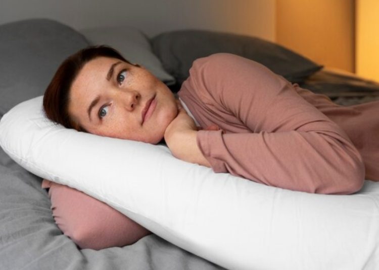Guling, bukan hanya memberikan kenyamanan tambahan saat tidur,tapi juga memberikan manfaat bagi kesehatan. Foto: Freepik