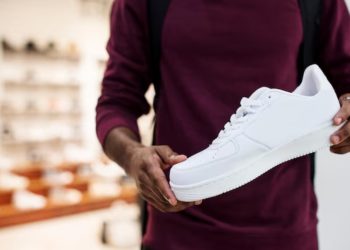 Trik Mencuci Sepatu Putih Tanpa Meninggalkan Noda Kuning