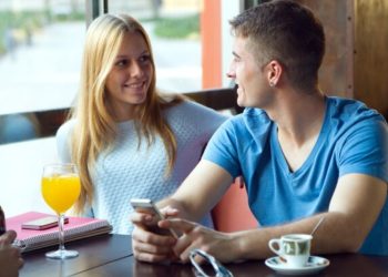 5 Pertanyaan Obrolan Mendalam yang Akan Mempererat Hubunganmu dengan Pasangan