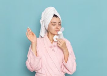 Tak Boleh Dilewatkan, Ini Alasan Micellar Water Wajib Ada di Rutinitas Makeup