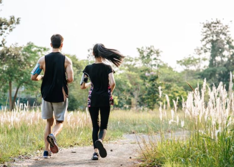 Banyak orang memilih jogging sebagai rutinitas harian karena mudah dilakukan. Foto: Freepik