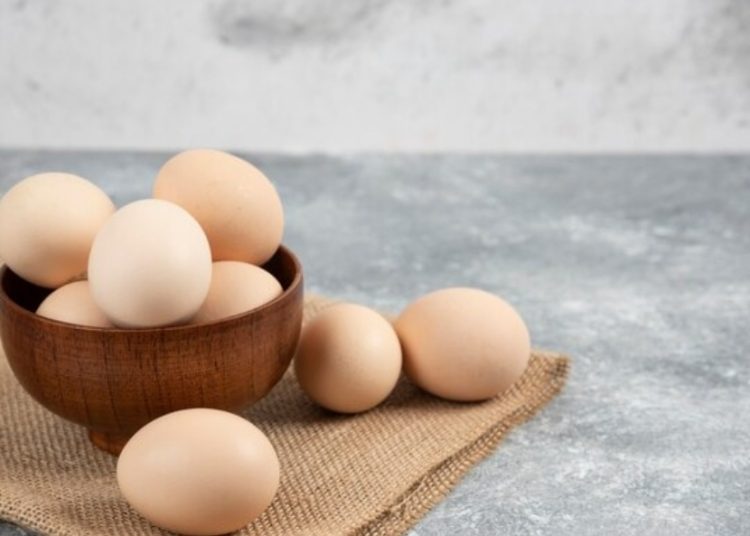Putih telur dikenal memiliki kandungan protein dan nutrisi yang dapat membantu menyehatkan kulit. Foto: Freepik