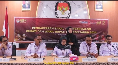 Komisioner KPU Kabupaten Cirebon, saat konfrensi pers tahapan Pilkada di wilayahnya. /*