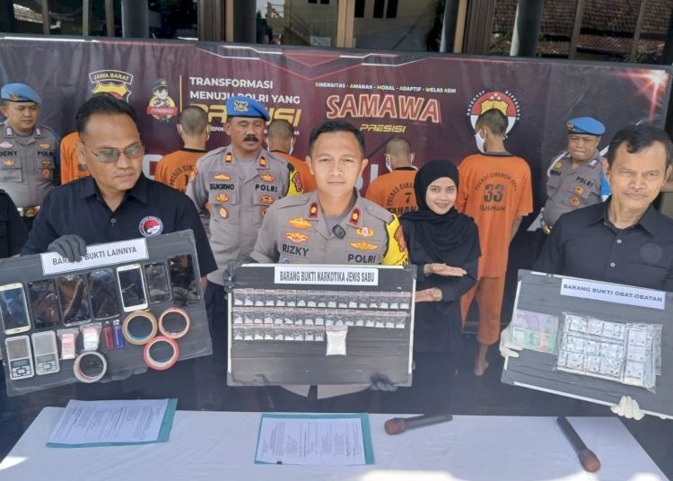 Waka Polres Cirebon Kota, Kompol Rizky Adi Saputro menunjukkan barangbukti narkotika dan obat-obatan dalam konferensi pers di Mapolres Ciko, Jumat (30/8/2024).*