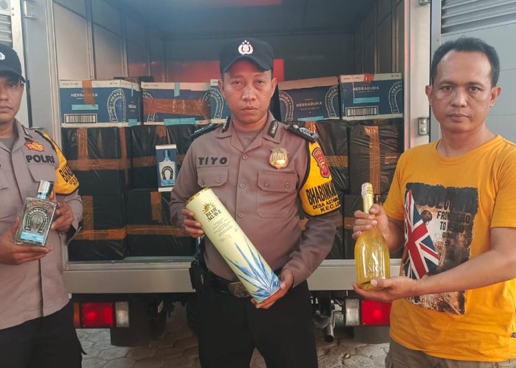 Petugas Polresta Cirebon saat menyita ribuan botol miras dari berbagai merk saat razia rutin di wilayah Polsek Losari, Kabupaten Cirebon, Minggu (25/8/2024)./* Humas Polresta Cirebon.