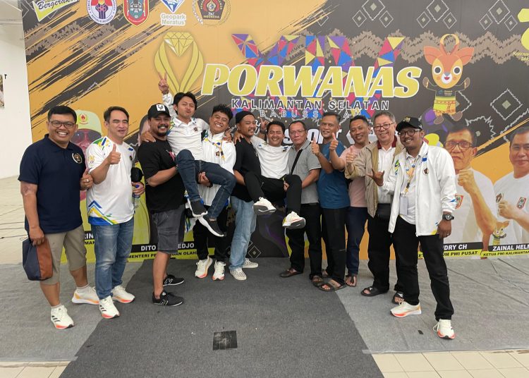 Tim dan jajaran official Powarnas PWI Jabar, saat merayakan tim e-sport yang berhasil meraih medali emas pertama melalui cabang olahraga PES beregu, di Kalimantan Selatan, Rabu (21/8/2024).