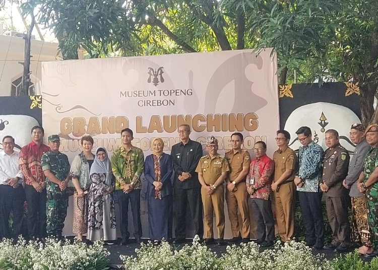 Pj Walikota Cirebon, Agus Mulyadi saat berfoto bersama usai acara peresmian Museum Topeng Kota Cirebon di Balai Kota, Senin (2/9/2024).* Foto: Taufiq Urrohman/Etnologimedia