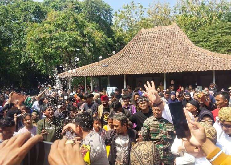 Masyarakat antusias mengikuti tradisi Rabu Wekasan di Keraton Kasepuhan,  Rabu (4/9/2024).* Foto: Taufiq Urrohman/Etnologimedia