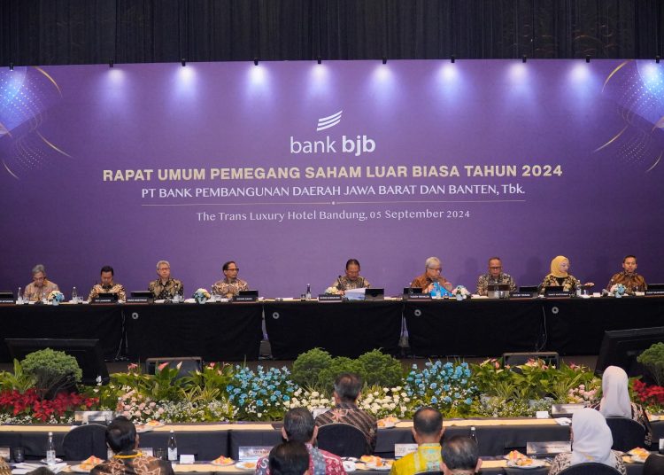 Jajaran Komisaris dan Direksi Bank bjb saat menggelar Rapat Umum Pemegang Saham Luar Biasa (RUPS LB) di grand ballroom trans hotel Bandung, Kamis (5/9/2024). /* Humas Bank Bjb.