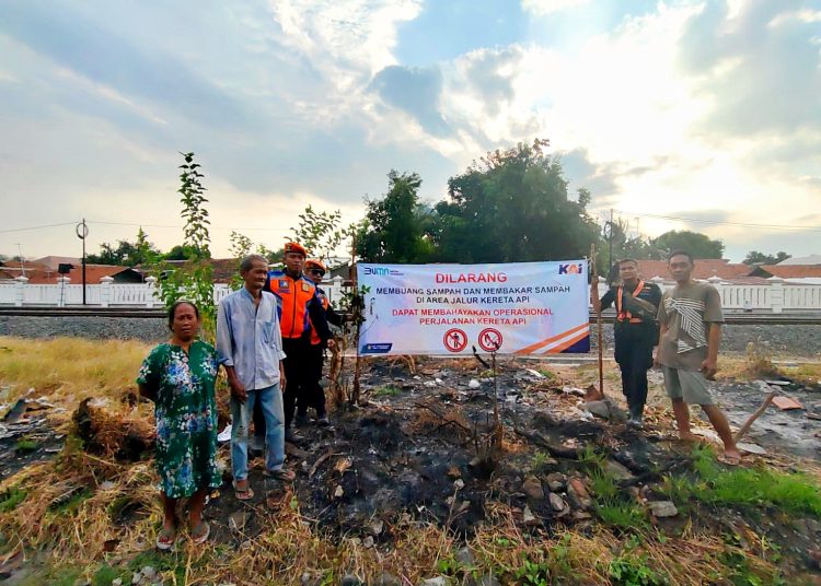 Pihak KAI DAOP 3 Kota Cirebon bersosialisasi bersama masyarakat sekitar rel kereta agar tidak membuang ataupun membakar sampah dijalur kereta