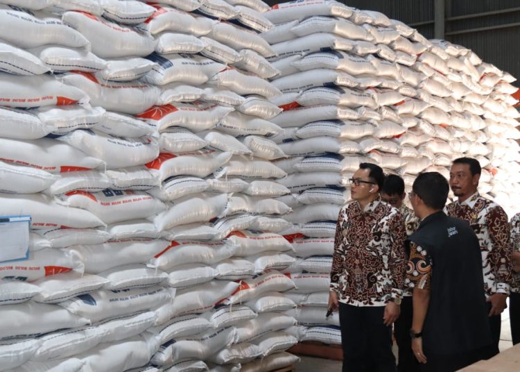 Pj Bupati Jepara Cirebon, meninjau kondisi gudang bulog di Desa Tuk, Kecamatan Kedawung, Kamis (12/9/2024)./* (foto: Diskominfo)