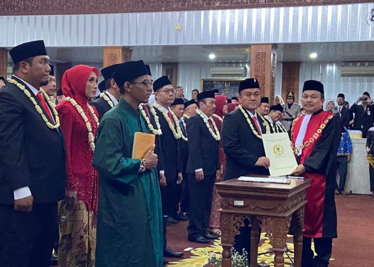 Penyerahan SK bagi anggota DPRD Kabupaten Cirebon oleh Ketua PN Sumber dalam Rapat Paripurna DPRD Pengucapan Sumpah/Janji Anggota DPRD Kabupaten Cirebon periode 2024-2029, di gedung dewan, Selasa (17/9/2024). /* (foto : M. Rahmat)