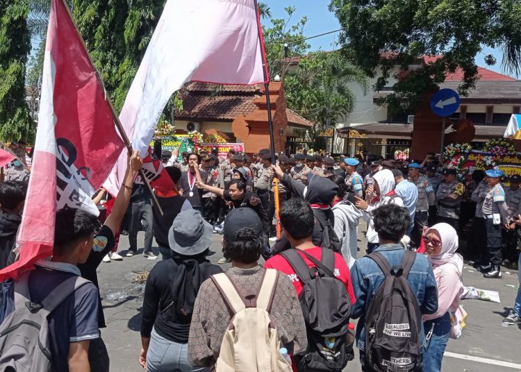 Sejumlah mahasiswa dari GMNI saat melakukan unjukrasa di depan gedung DPRD Kabupaten Cirebon menuntut pengesahan RUU PPRT yang terhambat selama hampir 20 tahun, Selasa (17/9/3024). /*