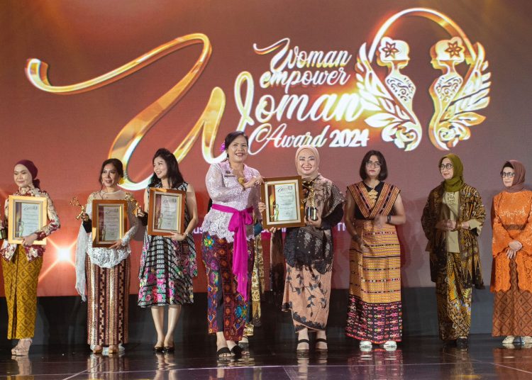 Direktur Komersial dan UMKM Bank bjb Nancy Adistyasari, raih "Woman Empower Woman Award 2024" dari Majalah Kebaya Indonesia dan Majalah Inspiratif, di Gedung Sasana Kriya, TMII, Jakarta, pada 23 Agustus 2024./* (foto: Humas Bank Bjb)