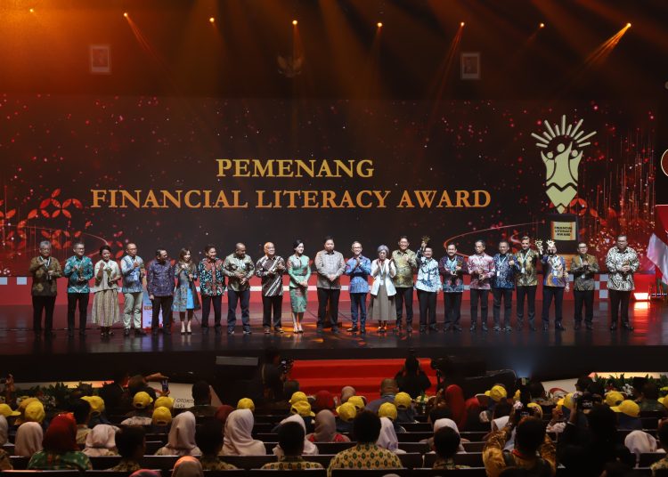 Konsisten edukasi keuangan generasi muda, Bank Bjb raih dua penghargaan Financial Literacy Award dari OJK. /* (foto: Humas Bank Bjb).