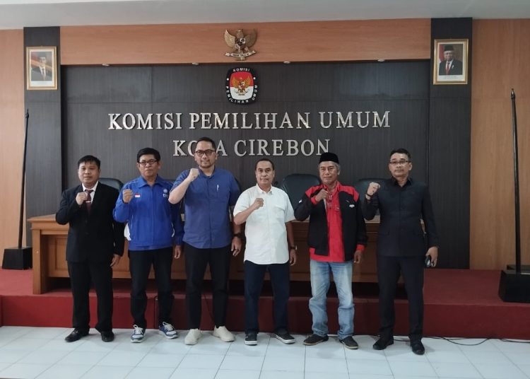 KPU Kota Cirebon melakukan klarifikasi kepada dua calon PAW dalam proses pemberhentian anggota legislatif di DPRD Kota Cirebon, di Kantor KPU setempat, Rabu (18/9/2024)./* (foto : M. Rahmat)