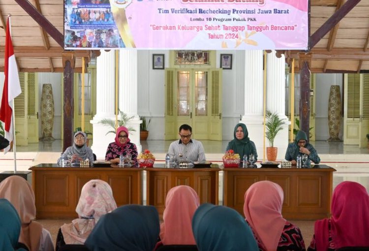 Pj Bupati Cirebon saat menghadiri penilaian Gerakan Keluarga Sehat Tanggap dan Tangguh Bencana (GKSTTB) Tingkat Provinsi Jawa Barat (Jabar) 2024 di Pendopo Bupati Cirebon, Rabu (18/9/2024)./* (foto : Diskominfo)