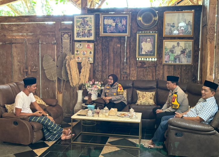 Kapolresta Cirebon, Kombes Pol Sumarni bersama Ketua Steering Committee (SC) MLB NU, KH Imam Jazuli, membahas wacana pelaksanaan MLB NU, di Ponpes BIMA, Kecamatan Dukupuntang, Kamis (19/9/2024).