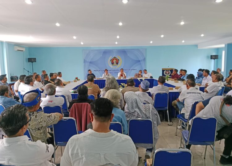 PWI Provinsi Jawa Barat saat menggelar rapat pleno dan sepakat mendukung hasil Kongres Luar Biasa (KLB) di Kantor PWI Jawa Barat, Jalan Wartawan II, Kota Bandung,  pada Jumat (20/9/2024)./* (Foto: M.Rahmat)