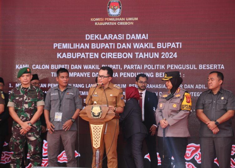 Pj Bupati Cirebon, Wahyu Mijaya, bersama forkopimda menandatangai pakta integritas dalam rapat pleno terbuka yang diselenggarakan oleh Komisi Pemilihan Umum (KPU) Kabupaten Cirebon, Senin (23/9/2024). /* (foto: Diskominfo)